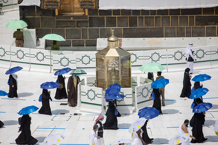 Прикасаться к Каабе, главной святыне Мекки, находящейся во дворе Заповедной мечети, запрещено