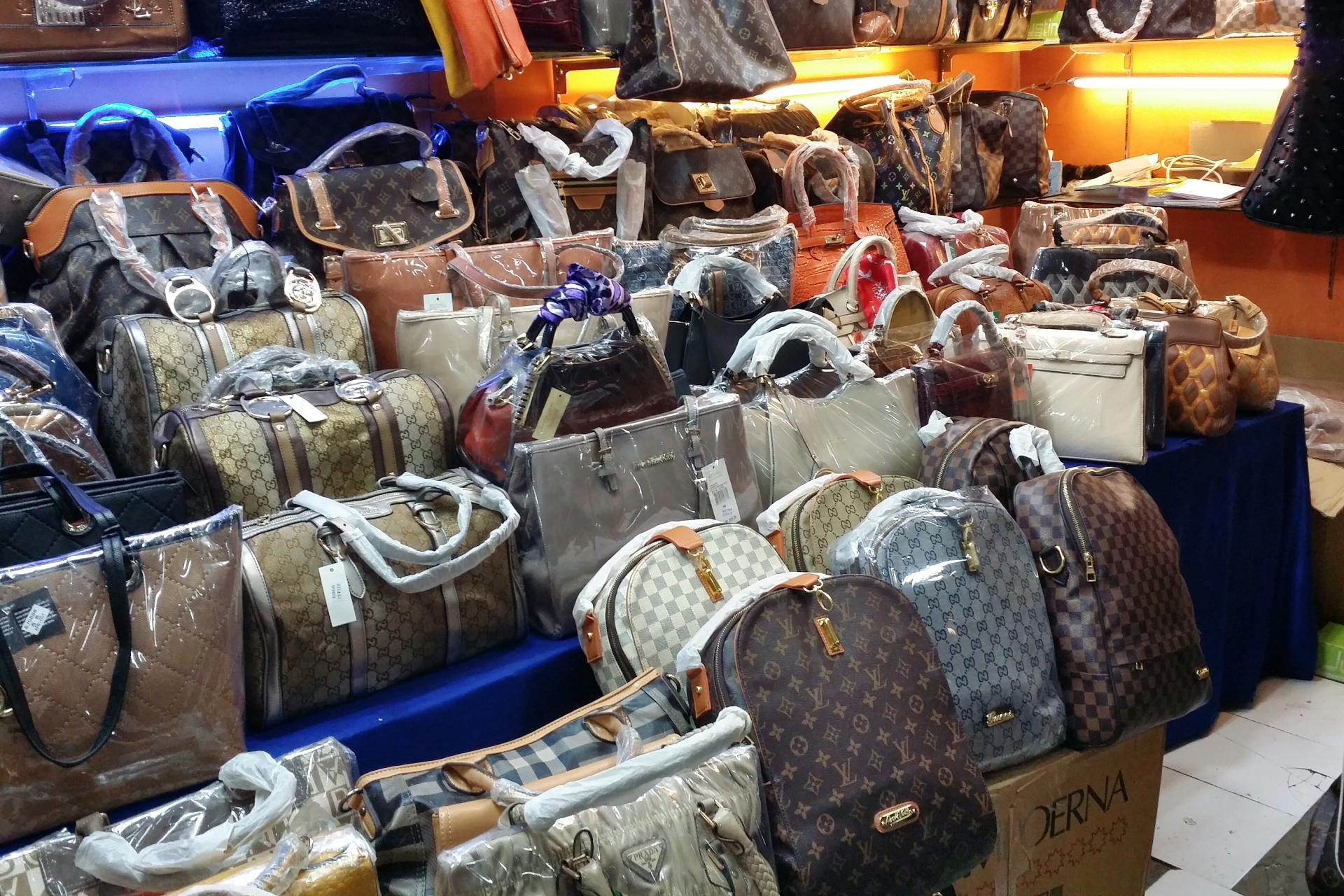 Продажа поддельных сумок Prada, Gucci и Louis Vuitton&nbsp;