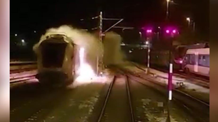 В Германии горящий локомотив без машиниста уехал от полиции и пожарных