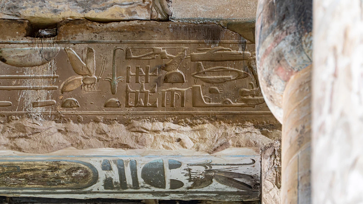 <p>Абидосские иероглифы на потолочной балке храма Сети распложены на высоте 8 м</p>