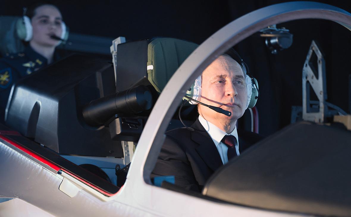 Владимир Путин на учебном тренажере в Краснодарском высшем военном авиационном училище