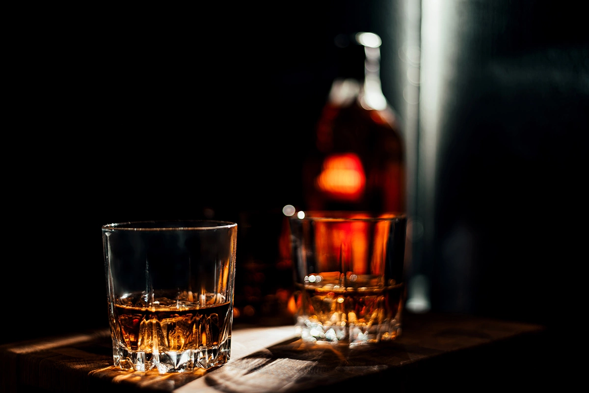 Выбрать хороший коньяк иной раз очень сложно. На что обращать внимание, какой должна быть выдержка, каким должен быть вкус — все эти вопросы могут поставить в тупик