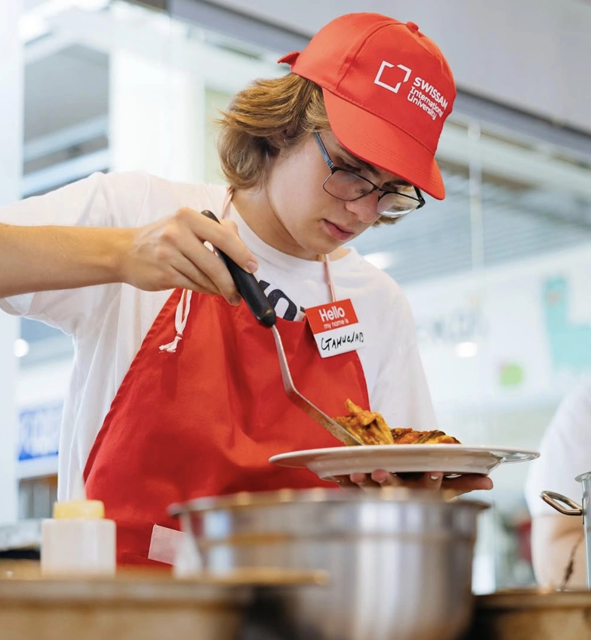 Питерский SWISSAM — это двуязычный формат Hospitality & Culinary Arts с международными аккредитациями (IMI, ACF, CTH) и европейской моделью обучения: 50% теория, 50% практика