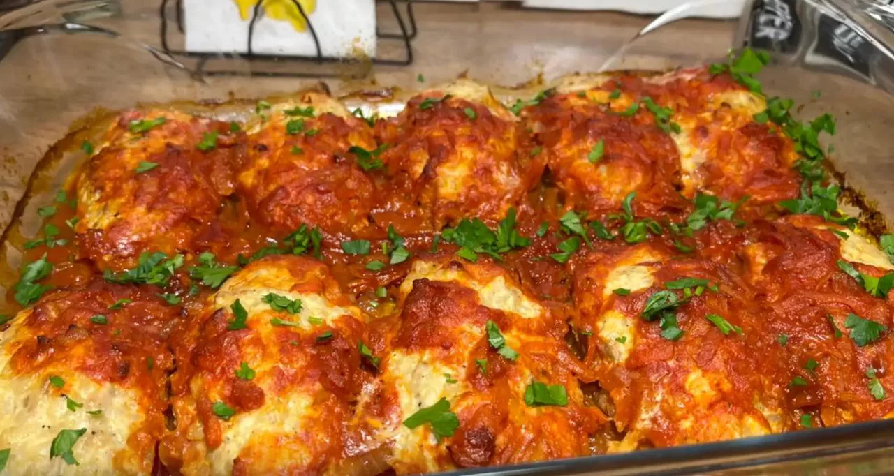 Посыпьте голубцы зеленью