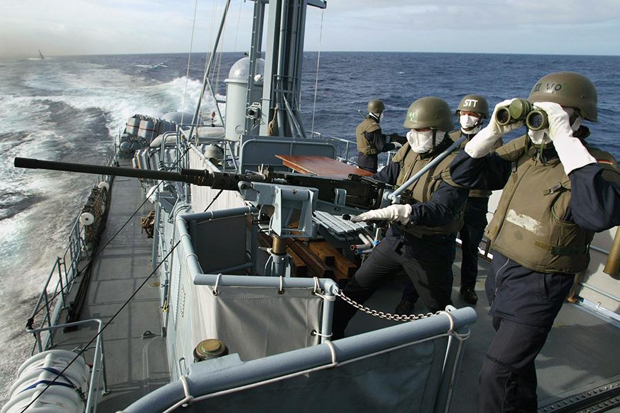 Военно-морские силы Германии наблюдают за морем с борта патрульного судна «Корморан» в заливе Кадис, Испания, 1 октября 2003 года. Патрулирование является частью операции НАТО Active Endeavour («Активные усилия») по наблюдению за ситуацией в Средиземном море