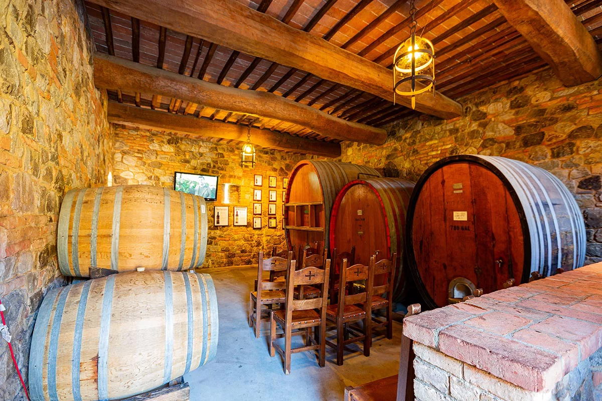 На винодельне изготавливают сухие белые, красные и розовые вина