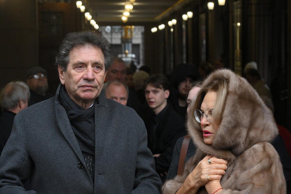 Евгений Князев и Людмила Максакова во время церемонии прощания с народным артистом России Владимиром Симоновым в театре им. Евгения Вахтангова в Москве