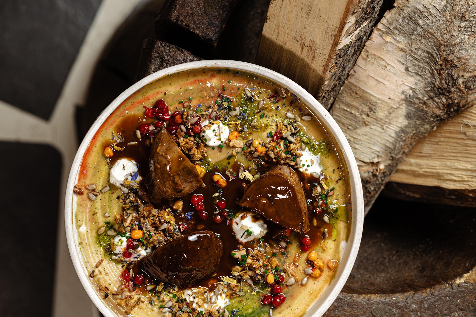 Томленый лось, хлебное мисо, лесные грибы из ресторана 19