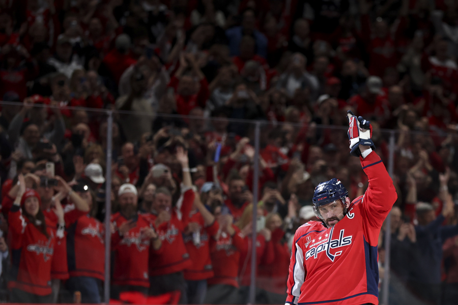 6 апреля 2025-го российский нападающий &laquo;Вашингтон Кэпиталз&raquo; Александр Овечкин установил рекорд, забросив 895-ю шайбу в матче против &laquo;Нью-Йорк Айлендерс&raquo;. Таким образом Овечкин превзошел рекорд хоккеиста Уэйна Гретцки по количеству голов в регулярных чемпионатах НХЛ, который никто не мог побить более четверти века.