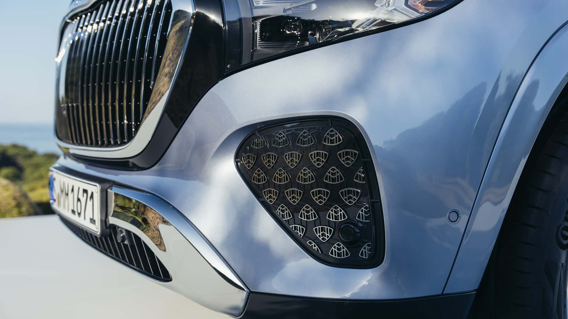 Передние воздухозаборники украшены хромированным рисунком Maybach