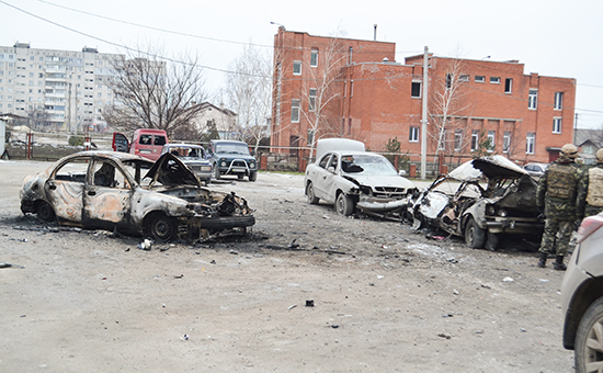 Здания и авто – повреждения после обстрела в городе Мариуполь, Украина. 24 января 2015 года