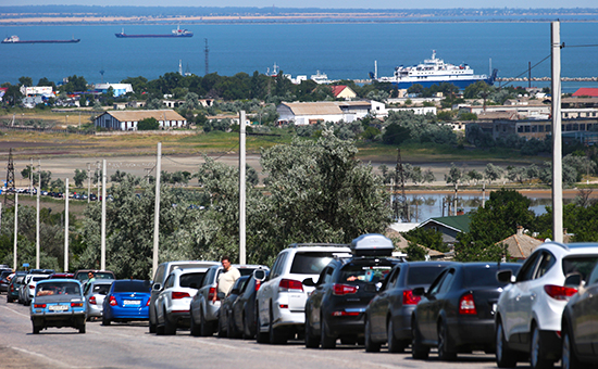 Очередь из автомобилей на паром в порту «Крым»