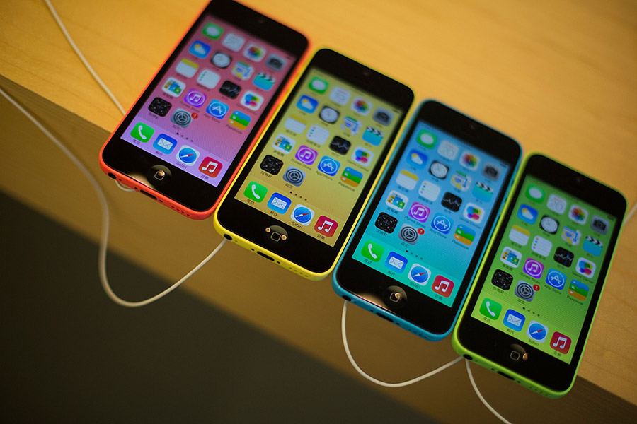 Одновременно с 5S Apple выпустила &laquo;бюджетную&raquo; версию своего смартфона &mdash; iPhone 5C. Устройство было без сканера отпечатка пальца и металлического корпуса, зато было представлено в пяти ярких цветах.