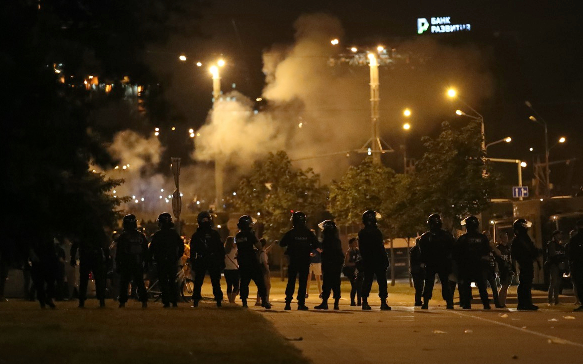 В Минске применили газ и гранаты для разгона протестующих