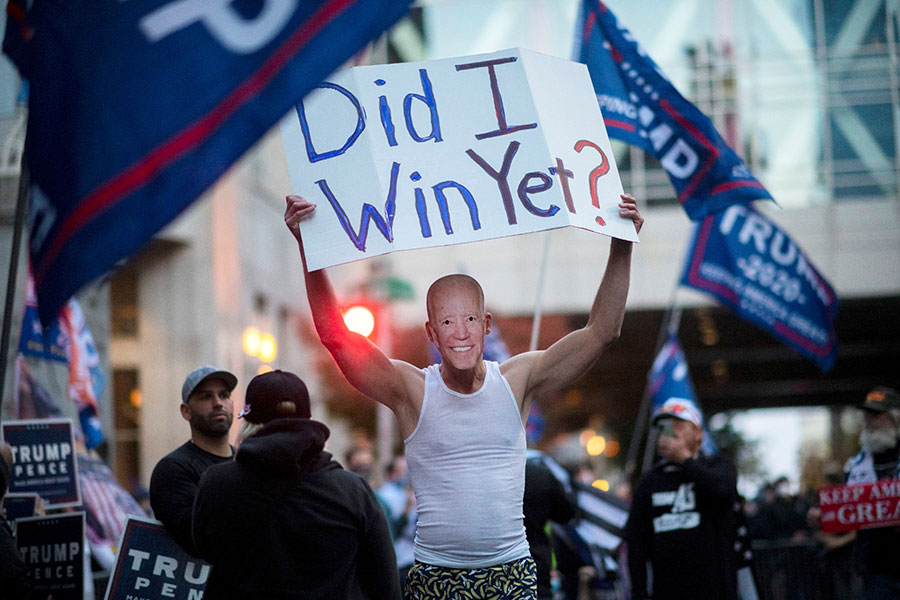 Акции протеста в Филадельфии, Пенсильвания, 5 ноября. Надпись на плакате у мужчины в маске Байдена: &laquo;Я уже выиграл?&raquo;