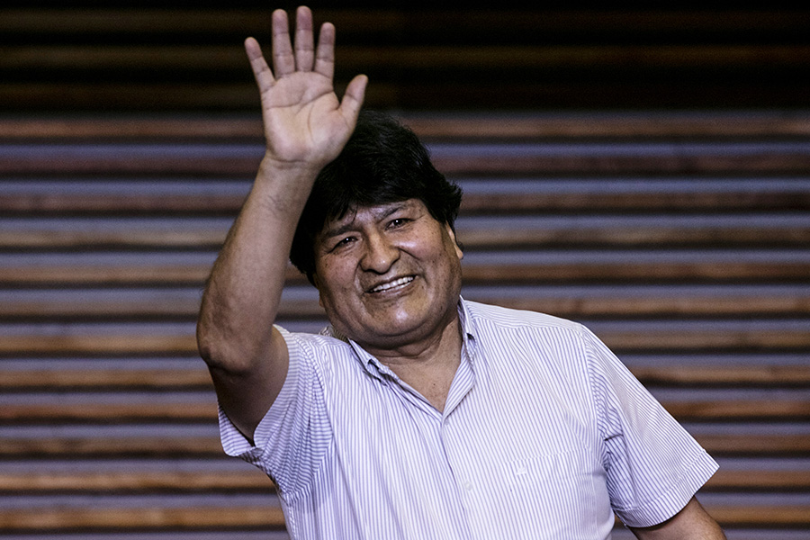 В ноябре 2019 года президент Боливии Эво Моралес объявил об отставке и улетел из страны. Он возглавлял республику 13 лет&nbsp;&mdash; дольше, чем кто-либо до него.&nbsp;Также он был первым представителем коренного населения Америки, правившим Боливией.&nbsp;Политик левых убеждений,&nbsp;Моралес долгое время пользовался поддержкой населения. Но в 2019 году после выборов, которые прошли с большим количеством нарушений и вызвали массовые протесты, президент покинул столицу. Уже за пределами Ла-Паса он объявил об отставке и сбежал в Мексику. В Боливии выписан ордер на его арест.