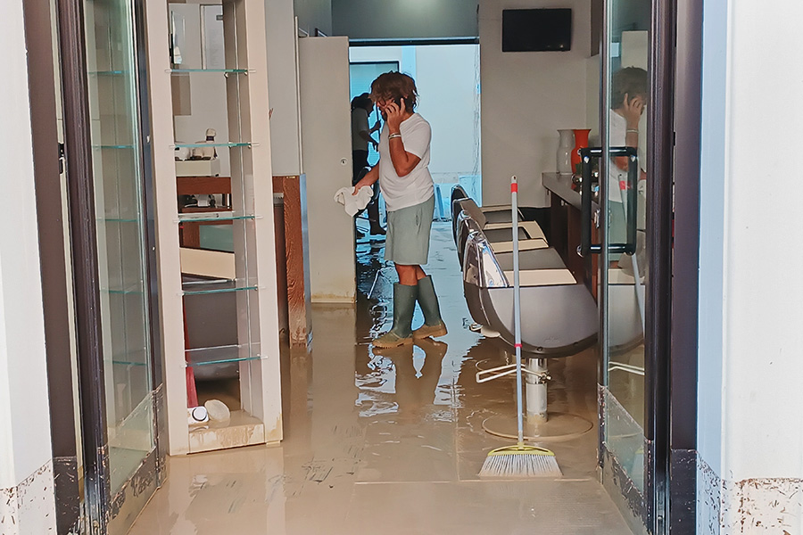 На фото: Сенигаллия, провинция Анкона, 16 сентября

&laquo;Когда мы узнали, что идет сильный дождь, то объявили тревогу. &lt;...&gt; Мы сказали горожанам не выходить из домов&nbsp;и подняться на верхние этажи. Затем, около полуночи, произошло наводнение&raquo;,&nbsp;&mdash; заявил мэр Сенигаллии Массимо Оливетти. Он отметил, что река Сенигаллия бурная, и когда идет дождь, она становится угрозой для всего города