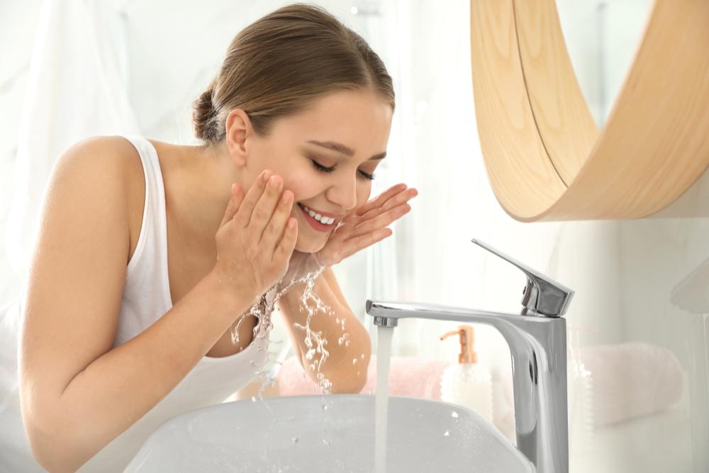 Для профилактики необходимо регулярно смывать косметику и умываться теплой водой с подходящим очищающим средством