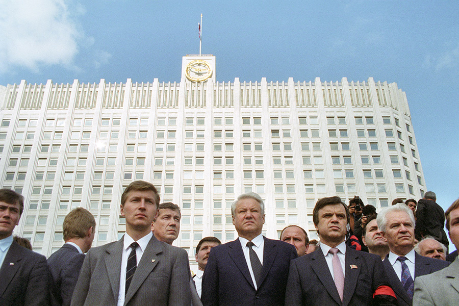 Иван Силаев, Руслан Хасбулатов и Борис Ельцин во время траурного митинга в память о трех погибших защитниках Белого дома, август 1991 года