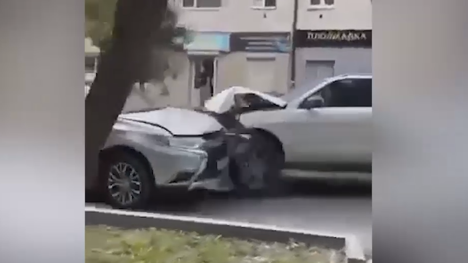 В Тюмени Mercedes врезался в столб и протаранил шесть машин. Видео