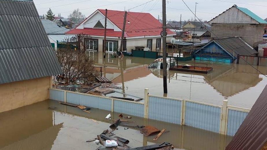 Жители Орска показали, как выглядят их дома после наводнения. Видео