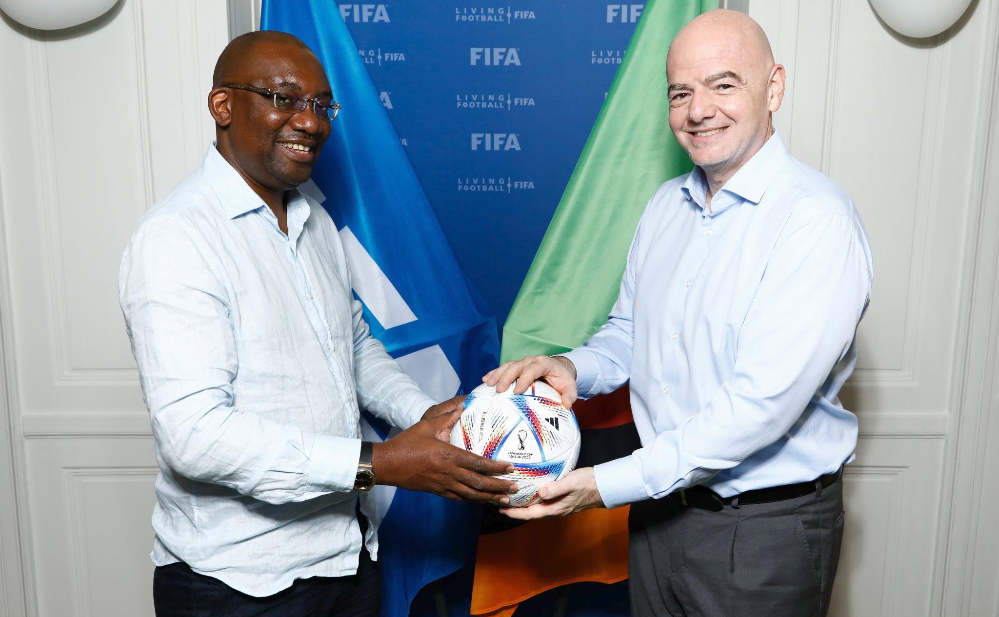 Эндрю Каманга и глава ФИФА Джанни Инфантино