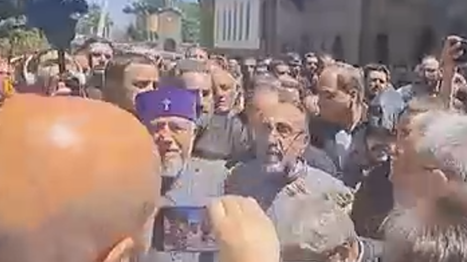 Армянскому ахиепископу Аджапахяну стало плохо во время задержания