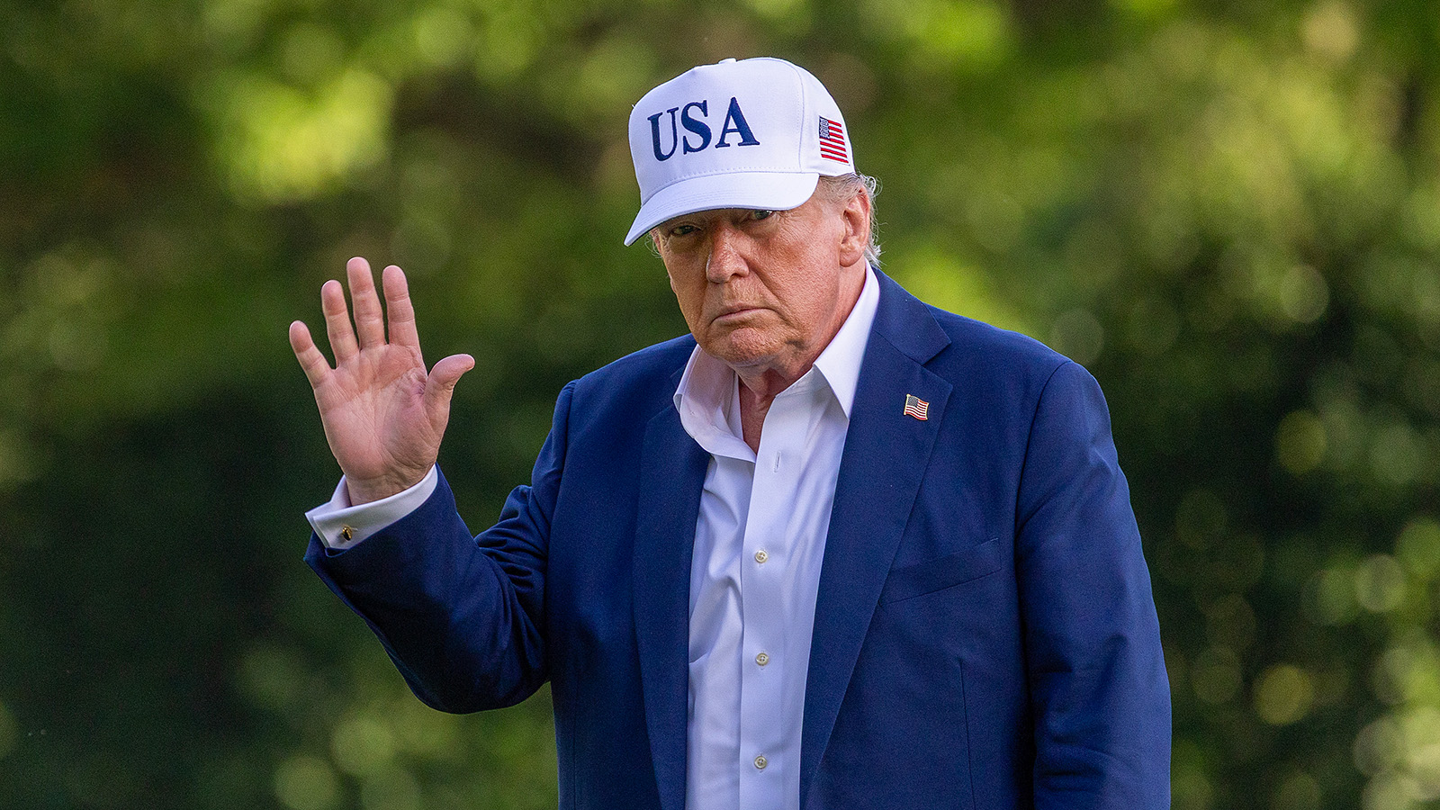 Президент США Дональд Трамп прогуливается по южной лужайке Белого дома. 6 июля 2025 года в Вашингтоне