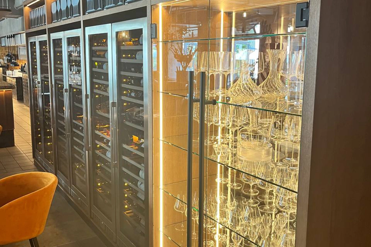 Винная карта подробная, логичная и удобная в плане навигации, со множеством разделов