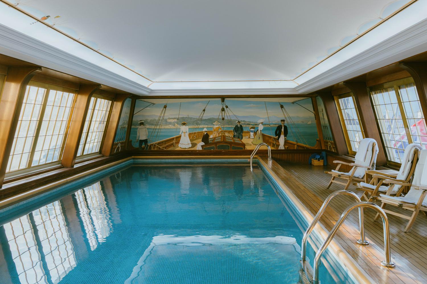 Бассейн отеля Le Bristol