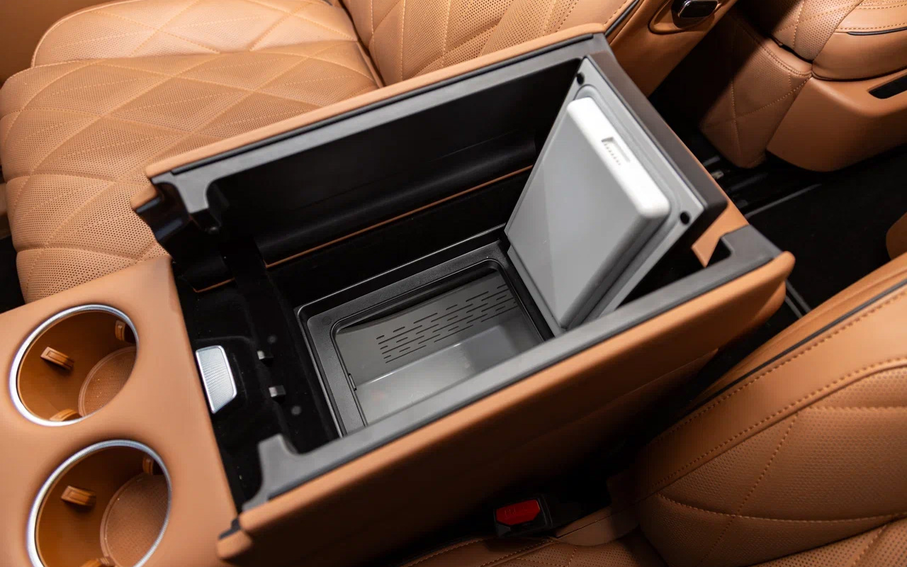 Под ним&nbsp;&mdash; еще одна крышка, ведущая в холодильник. Он же по совместительству&nbsp;&mdash; духовка.&nbsp;Отсек можно как охладить, так и нагреть