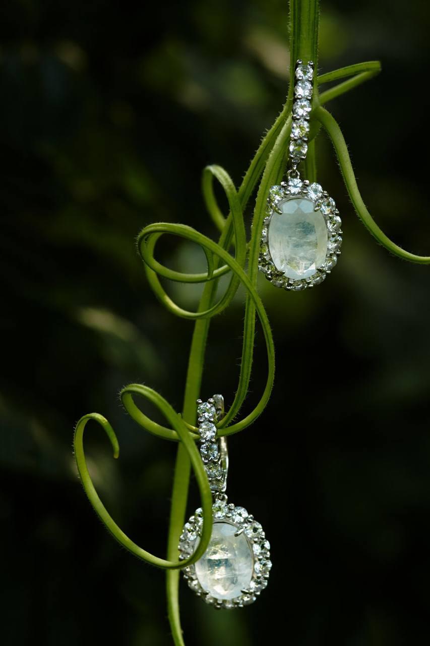 Серьги с лунным камнем Secrets, 49 700 руб. (secrets-jewelry.ru)