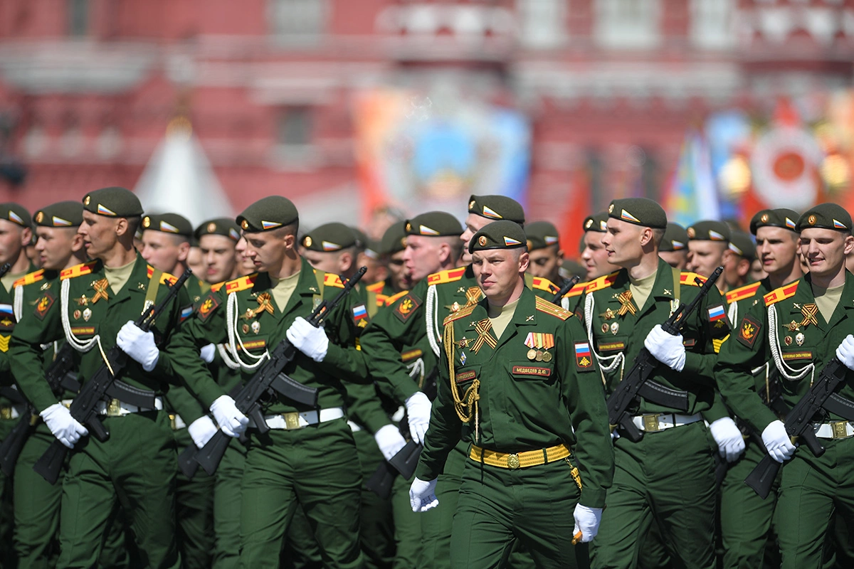 Форма российских военнослужащих пограничных войск непременно включает зеленую фуражку