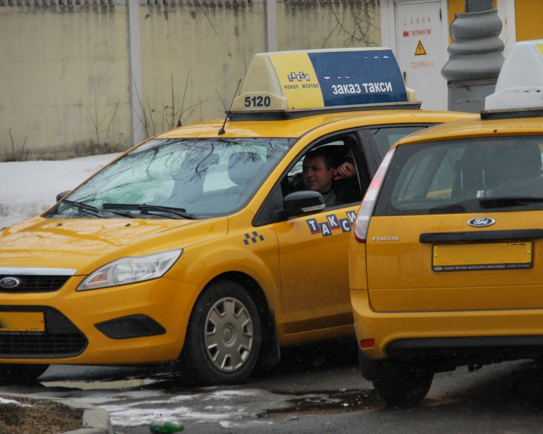 Такси какой цвет должен быть. Форд Мондео такси. Желтое такси. Автопарк желтых машин. Новое желтое такси Петербург.