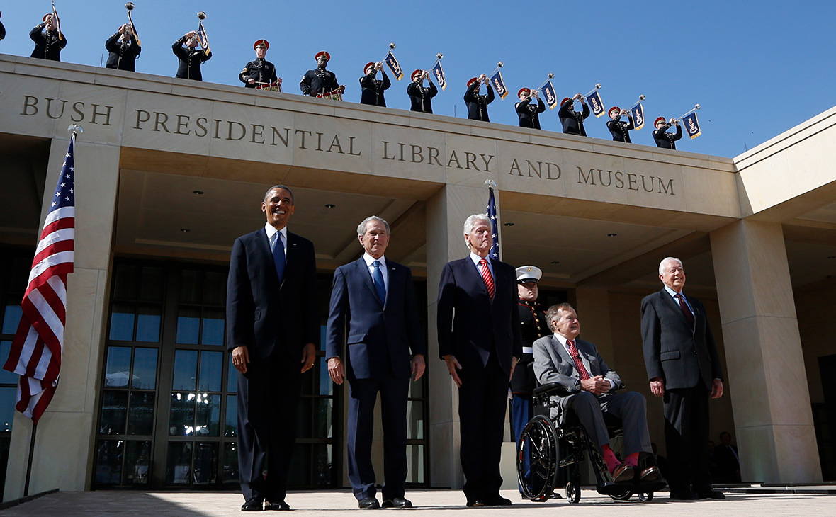 Барак Обама,&nbsp;​Джордж Буш-младший, Билл Клинтон,&nbsp;​Джордж Буш-старший и Джимми Картер (слева направо)