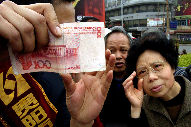 Заниженный курс юаня

&nbsp;

До 1974 года курс юаня к иностранным валютам устанавливался преимущественно через фунт стерлингов, а также гонконгский доллар. С августа 1974 была введена ежедневная котировка юаня к доллару США и другим валютам на базе валютной корзины. С 1994 года Пекин законсервировал курс юаня на уровне $1/8,27 юаня. Запад обвиняет КНР в занижении валютного курса через накопление валютных резервов, что служит инструментом стимулирования экспортно-ориентированного роста и дает дополнительные конкурентные преимущества китайским товарам.