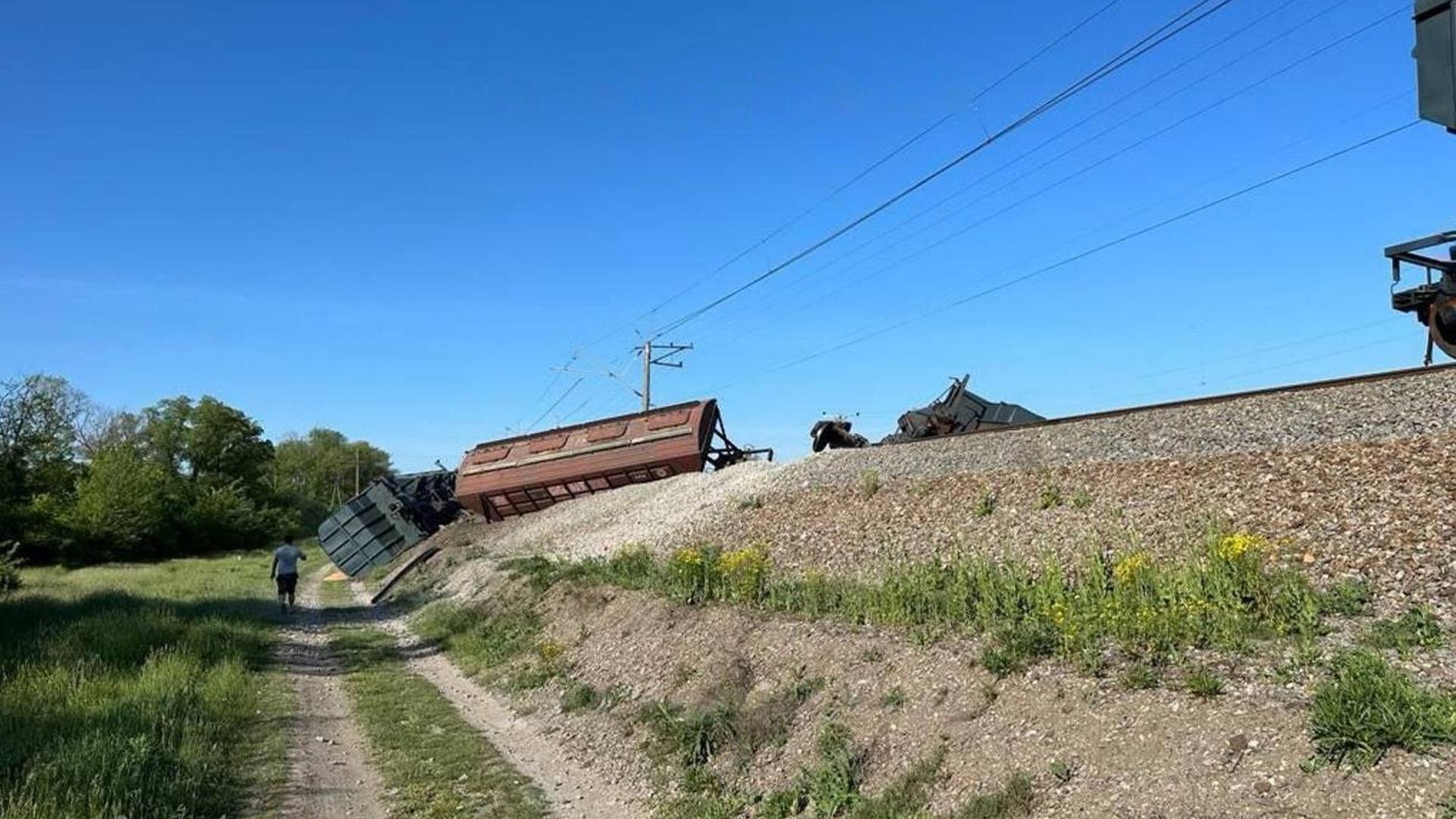 Кадры с места схода вагонов с зерном в Крыму