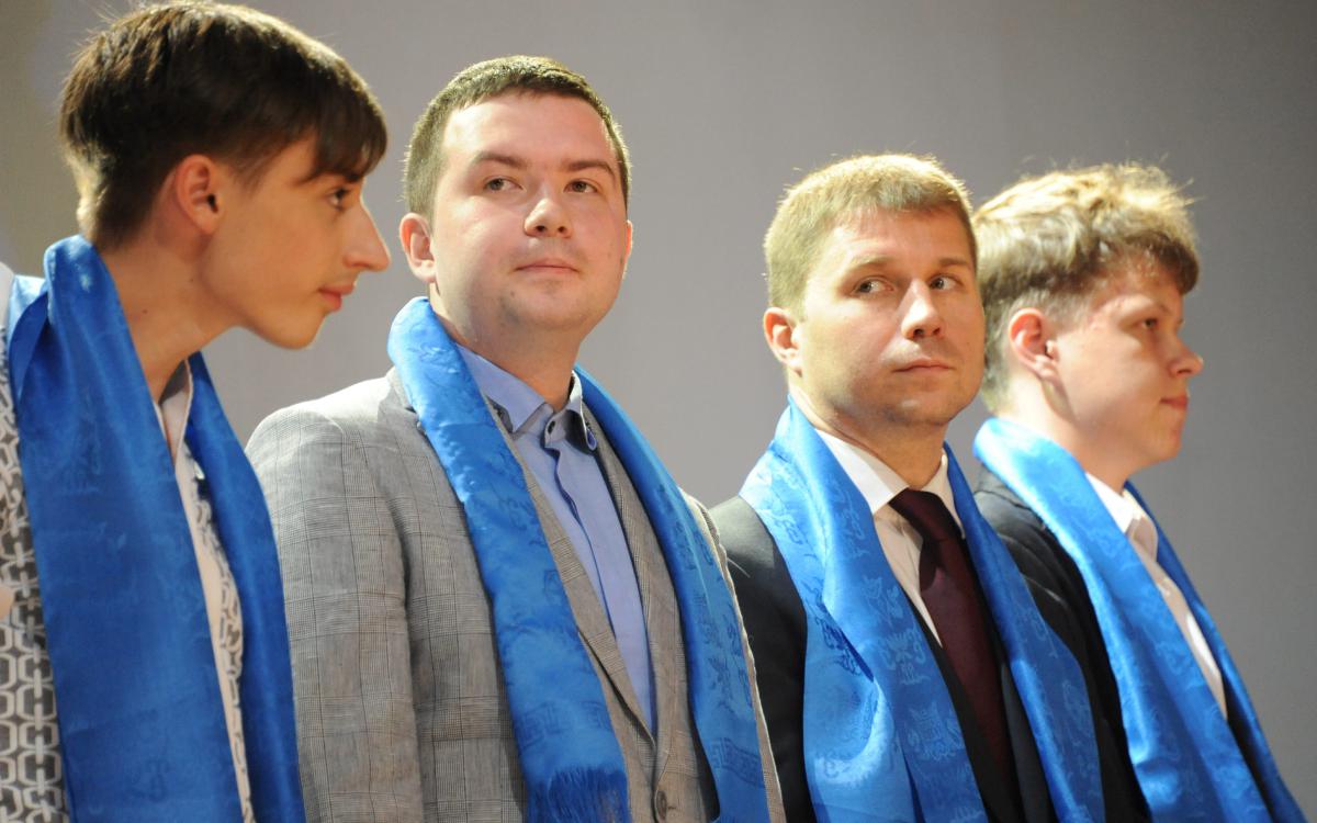 Александр Мотылев (второй справа)