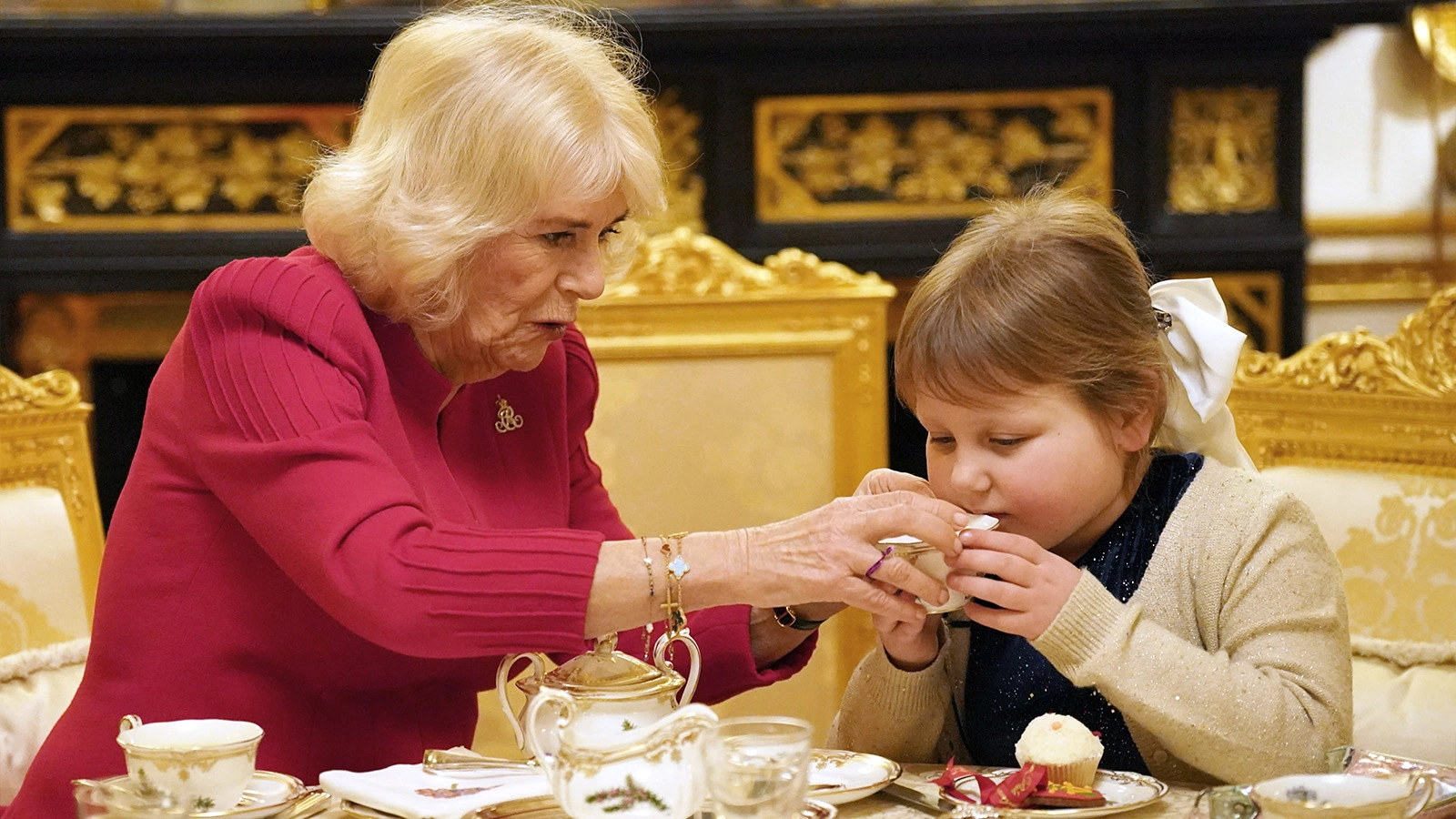 <p>Королева Камилла на чаепитии с семилетней Оливией</p>