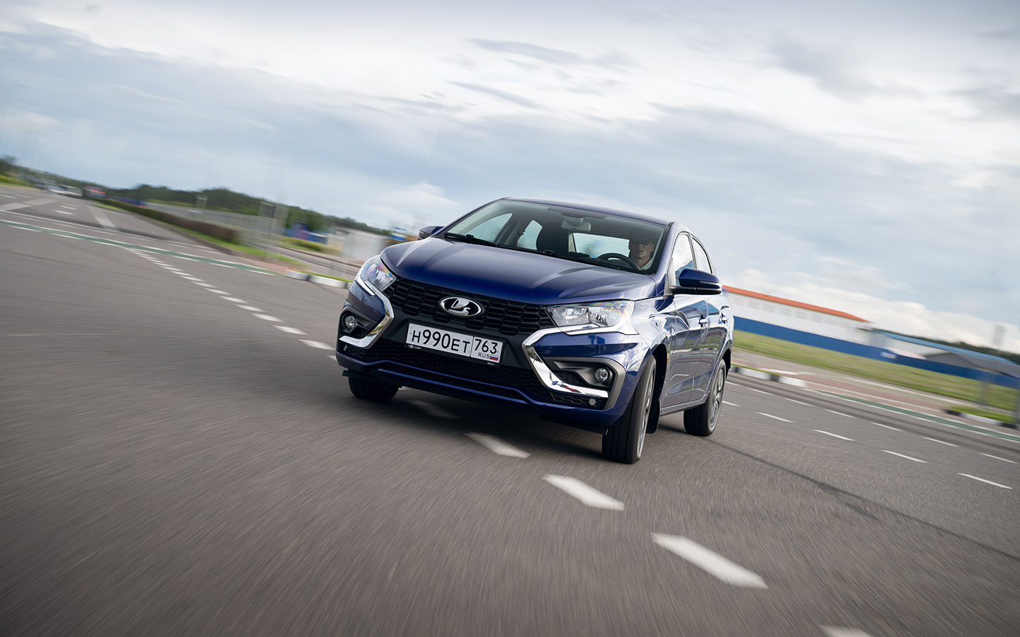 Порадовала управляемость новой Lada Iskra. Даже на высокой скорости автомобиль крепко стоит на дороге