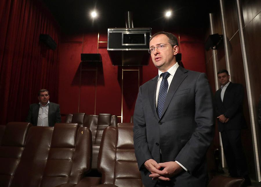 Владимир Мединский в зале кинотеатре «Иллюзион» перед началом показа киноверсии спектакля «Смута. 1609–1611 гг.» в постановке Малого театра по своему роману в рамках социального всероссийского спецпроекта «Театральная палитра», Москва, 04 ноября 2019 года