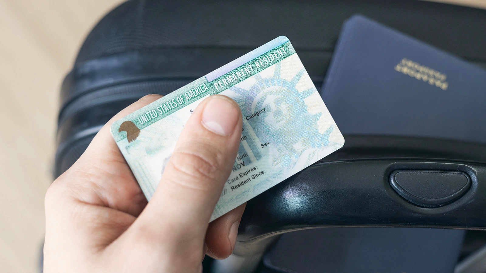 Грин-карта позволяет иностранному гражданину постоянно жить и работать в США