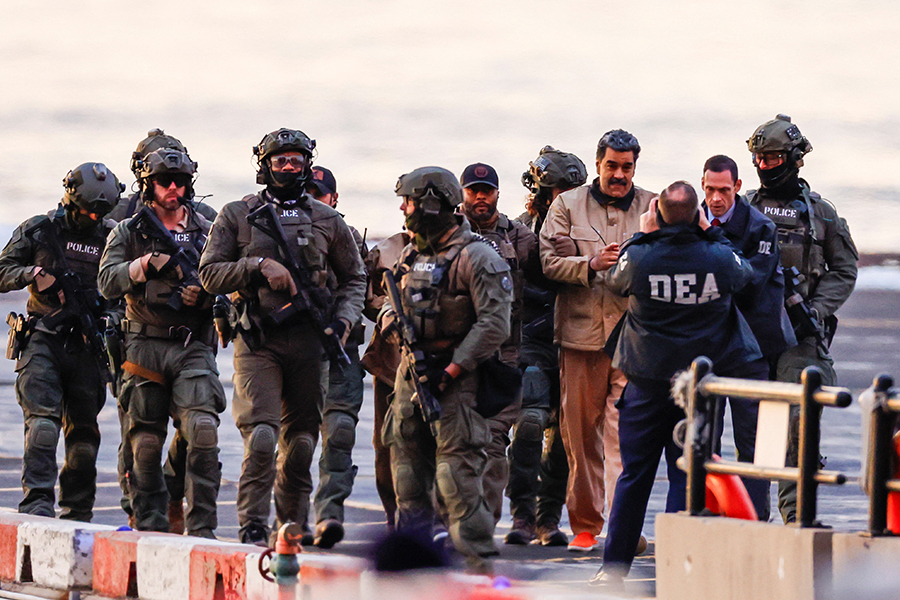 Президента Венесуэлы Николаса Мадуро, захваченного американскими военными двумя днями ранее, привезли в Нью-Йорк на заседание суда 5 января в 8:30 по местному времени (16:30 мск). Президент и его жена Силия Флорес были в наручниках.