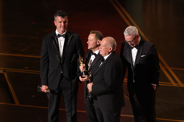 «Лучшие визуальные эффекты» &mdash; статуэтку получил «Аватар: Пламя и пепел» Джеймса Кэмерона за работу студии Weta Digital.