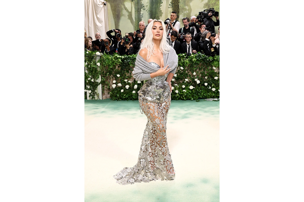 Ким Кардашьян в платье от Гальяно на красной дорожке Met Gala в 2024 году