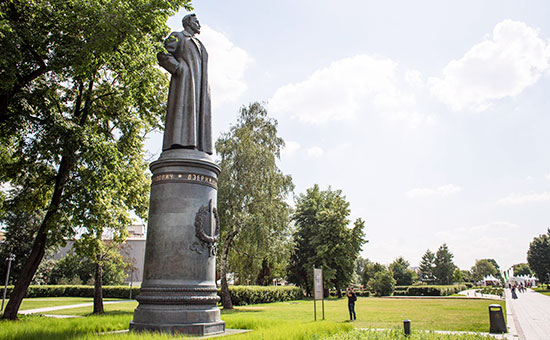 Памятник Ф. Дзержинскому в парке искусств &laquo;Музеон&raquo;