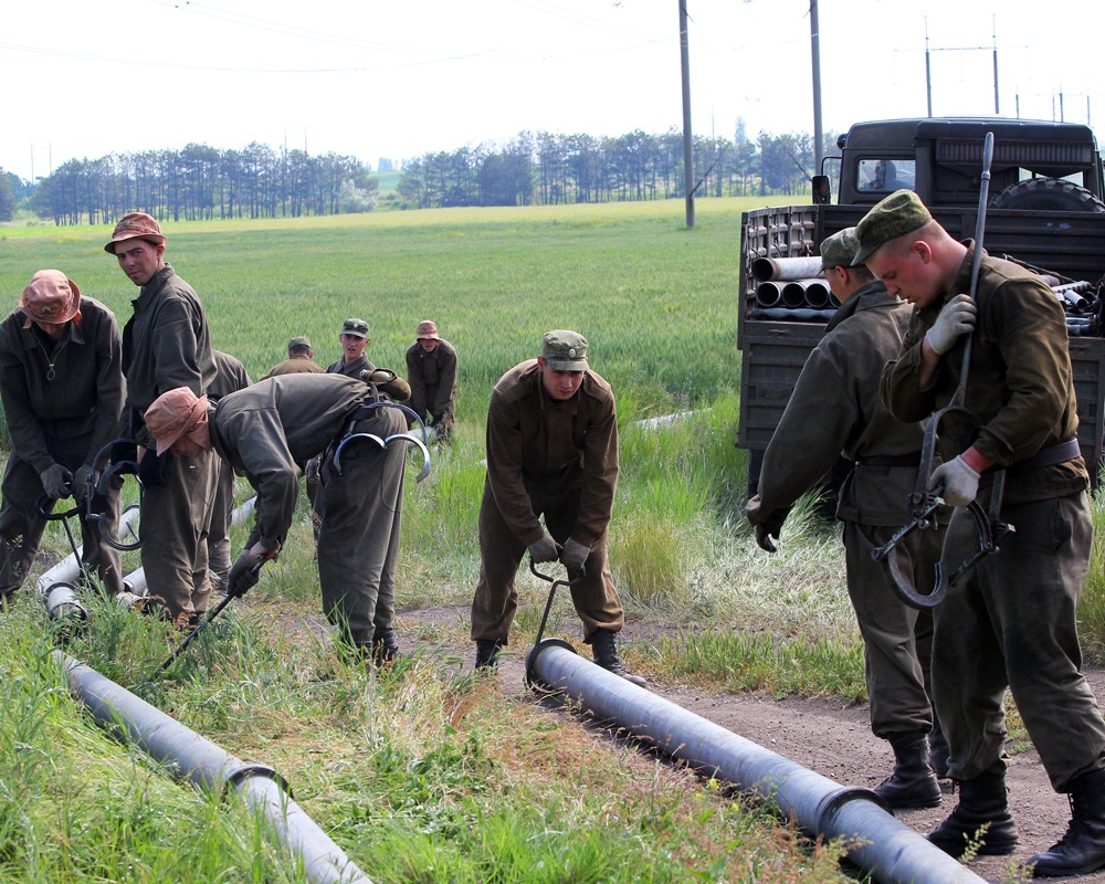Военнослужащие прокладывают водопровод в Феодосийском районе Крыма.