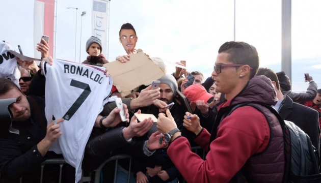 Роналду готовится к церемонии вручения «Золотого мяча» и раздает автографы. Фото - facebook.com