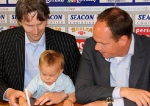 Футбольный клуб заключил контракт с 1,5-годовалым ребенком. ВИДЕО