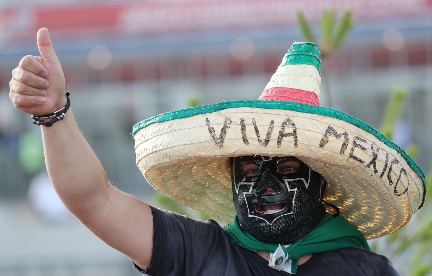 Сомбреро и маска мексиканского рестлера &mdash; традиционный атрибут болельщиков из Мексики
